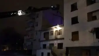 Alevler metruk evden yan binaya sıçradı: İtfaiye alarma geçti