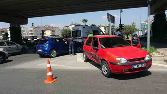 Manavgat'ta iki otomobil çarpıştı: 1 yaralı