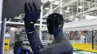 Fabrikalarda 'İnsansı Robot' dönemi: Hız sınırına takılan devler insan gücünü geçemedi