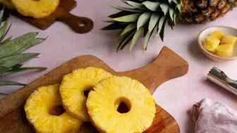Ananası fazla tüketmek  zararlı mı? Hangi durumlarda zararlı olabilir, kimler ananas tüketmemeli, gebelik döneminde tüketilmesi tehlikeli mi?