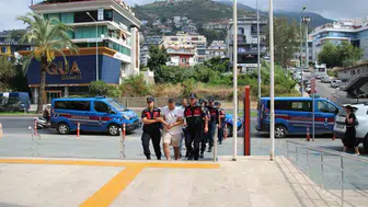 Alanya'da emlak ofisine silahlı saldırı yapan 2 kişi tutuklandı