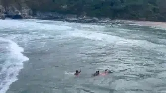 Yasak bölgede suya giren baba ve iki oğlunun zor anları kamerada!