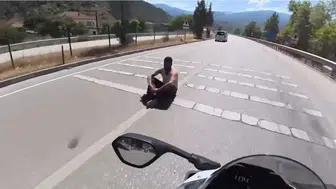 Karabük'te akan trafikte oturan ve yürüyen kişiler sürücüleri isyan ettirdi