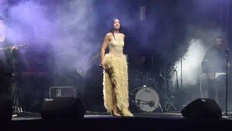 Rum şarkıcı Ivi Adamou Bodrum'da Türkçe şarkılarla sahne aldı