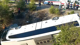 Menderes'te feci çarpışma: 2 kişi hayatını kaybetti, otobüs sürücüsü yaralı