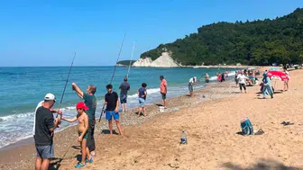 Bartın'da deniz aniden soğudu: Oltasını alan sahile akın etti!