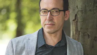Yazarlar Burhan Sönmez Kırmızı Ayna romanıyla Hemingway Ödülü kazandı