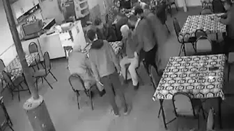 Yemek yerken nefessiz kaldı: Mucize kurtarış güvenlik kamerasında