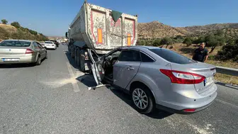 Aydın-Muğla yolunda can pazarı: Tırın altına giren otomobilde 2 ağır yaralı