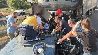 Bilecik'te feci kaza! Tırın çarptığı otomobil hurdaya döndü