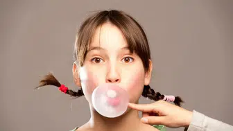 Sakız yutmak zararlı mı? Midede kalır mı, vücuttan nasıl atılır, uzmanlar ne diyor?