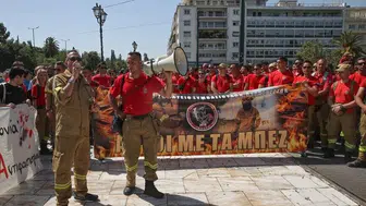 Atina'da itfaiyeciler meydana indi: Yaş sınırı kaldırılsın