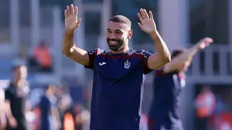 Mısır’da tarihi izdiham: Muhammed Salah’ın bordo-mavili formaları raflara indi