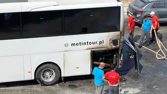 Alanya'da park halindeki tur otobüsünden alevler yükseldi