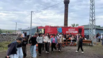 Kars'ta öğrenciler gezici kütüphanede hem sinema izledi hem kitaplarla buluştu