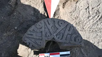 Ani'deki Selçuklu Mezarlığı'nda Kufi hatlı tarihi taş gün yüzüne çıkarıldı