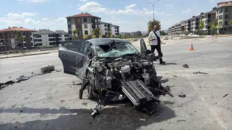 Eskişehir'de tuğla yüklü tır ile otomobil çarpıştı: 1 yaralı