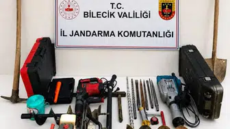 Bilecik'te darphane emeklisi ve arkadaşları define ararken suçüstü yakalandı