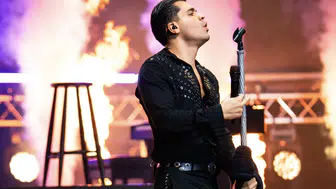 Emir Can İğrek Harbiye'de biletleri günler önce tükenen konser verdi