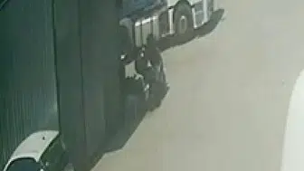 Esenyurt'ta 20 bin liralık bakır kablo hırsızlığı kamerada