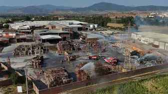 İzmir'de kağıt fabrikasında yangın: ekipler gece boyunca müdahale etti