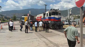 Karabük'te hemzemin geçit kazası: Lokomotif tıra çarptı