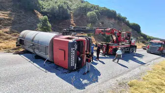 Alaşehir-Eşme yolunda tanker devrildi: Sürücünün durumu iyi