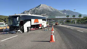 Pozantı Otoyolu'nda yolcu otobüsü bariyerlere çarptı: 5 yaralı