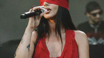 Alizade’den Sziget Festivali’nde olay performans! Kırmızı görünümü dikkat çekti