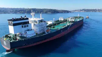 Karadeniz'de İHA'ların hedefi olan dev tanker İstanbul Boğazı'ndan geçti