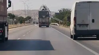 Uyarılara kulak asmadı: Damperi açılan kamyon yön tabelasını yıktı