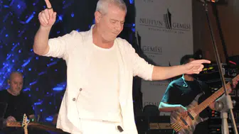 Levent Yüksel Kıbrıs'ta Zafer Bayramı konserinde sahne aldı