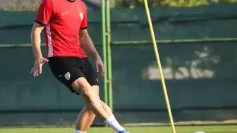 Boluspor transferde gaza bastı: Ege Özkayımoğlu kırmızı-beyazlı formayı giydi