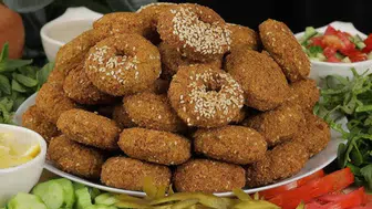 Falafel nedir? nasıl ve neyden yapılır, sosu nasıl hazırlanır, nerenin yemeği?