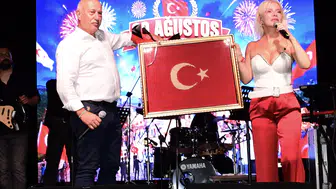 Ömür Gedik Tekirdağ Muratlı’da 30 Ağustos Zafer Bayramı konserinde sahne aldı