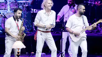 Soner Arıca Antalyalılara müzik ziyafeti sundu