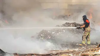 Buca'da çöplüğe dönen sanayi bölgesinde yangın çıktı!