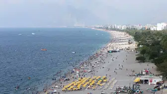 Antalya'da yüzde 75 nem etkisi! Vatandaşlar sahillere akın etti