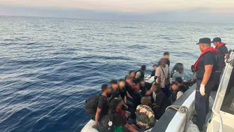 İzmir açıklarında 44 düzensiz göçmen muhafaza altına alındı