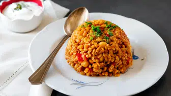 Bulgur pilavı kaç dakika kavrulur? Su oranı nasıl olmalı, tuz ve baharatlar ne zaman eklenmeli, bulgur yıkanmalı mı?