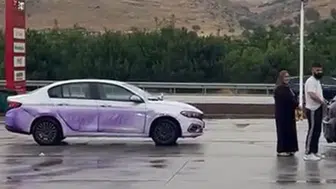 Antalya'da sıra dışı olay: Yoldan geçen araçlar mora büründü!