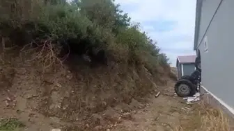 Sivas'ta dehşet anları: Sürücüsüz traktör eve daldı, 8 yaşındaki çocuk yaralandı!