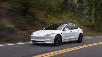 Tehlikeli parlaklık kaza riski yaratıyor: Binlerce Tesla garaja çekiliyor