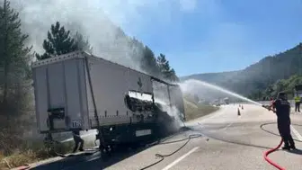 Bolu'da şeker yüklü tırda çıkan yangın ormanlık alana sıçradı