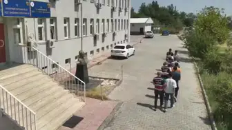 Diyarbakır'da 54 timle uyuşturucuya darbe: Tonlarca esrar ele geçirildi
