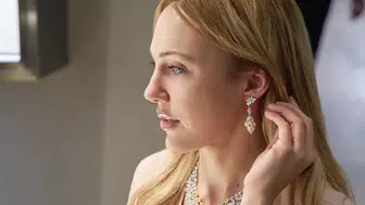 Meryem Uzerli Doha'daki DJWE 2026'da Prenses Diana'nın ikonik tacını denedi