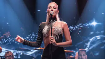Petek Dinçöz Kıbrıs'ta müzikseverlere unutulmaz bir gece yaşattı