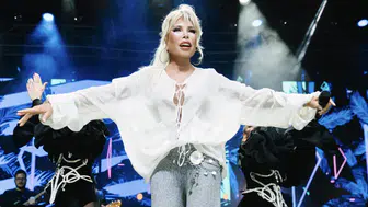 Ajda Pekkan Bursa konserinin tüm gelirini hayvan barınağına bağışladı