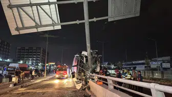 Adana'da yolcu otobüsü direğe çarptı: çok sayıda yaralı var
