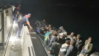 İzmir açıklarında can pazarı: Sürüklenen bottaki 19 kişi son anda kurtarıldı